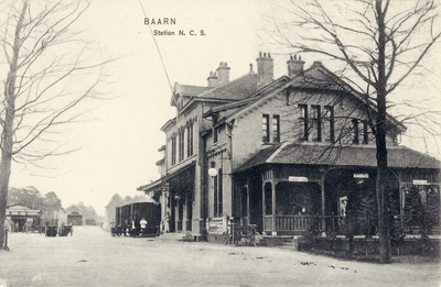 7497 Gezicht op het N.C.S.-station Baarn te Baarn (Baarn Buurtstation), uit het noordwesten.